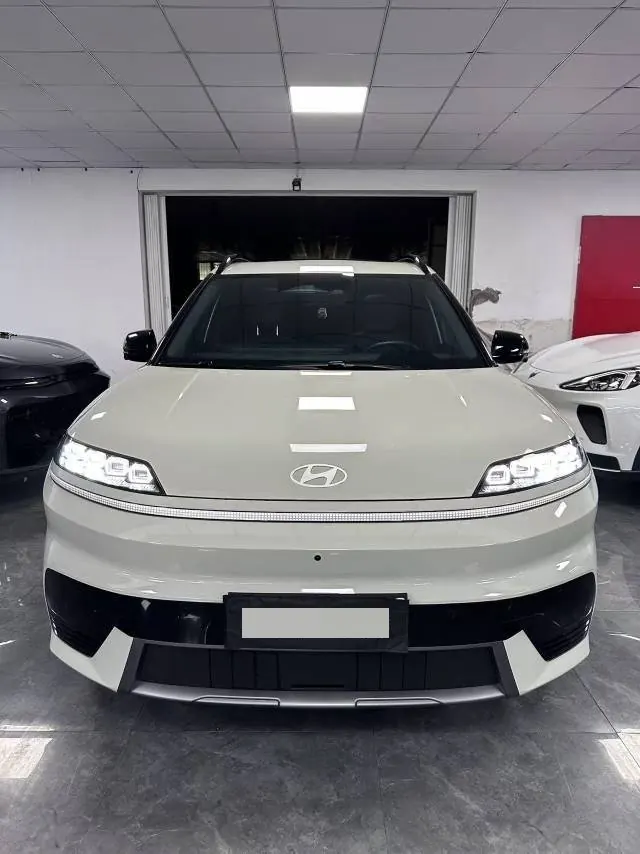 Hyundai 2025 EO Yi Europe Two-Drive TECH Edition 64.2kWh Automatic Gear 2