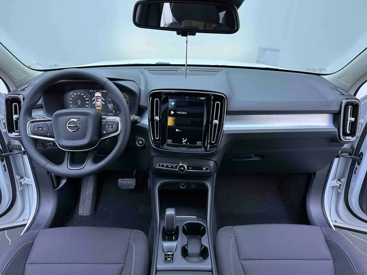 Volvo 2021 XC40 2.0T T4 four-wheel drive smart fashion version of automatic gear 9