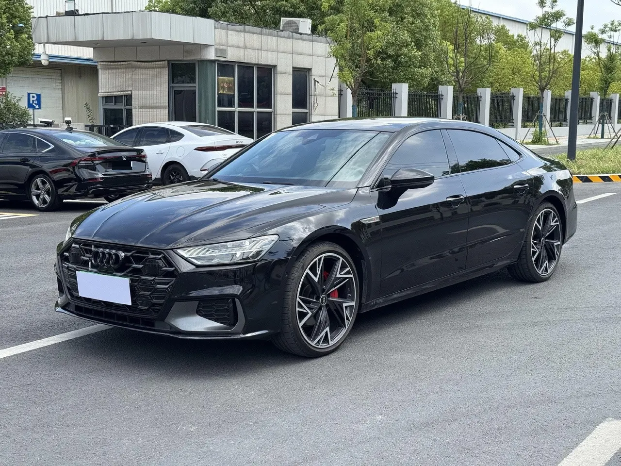 打开图片灯箱:Audi 2024 A7L 2.0TFSI 45TFSI Quattro Black Samurai Edition Automatic Gear