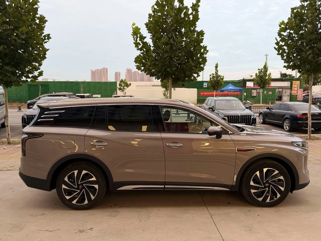 HongQi 2024 HS7 PHEV 2.0T 4-wheel drive flag collar version 6-seat automatic gear 5