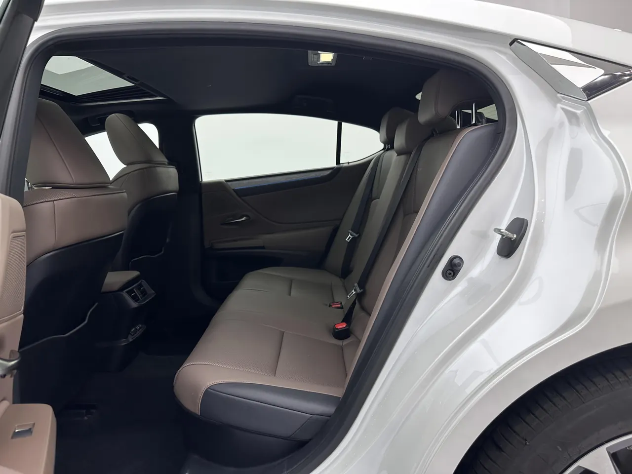 Lexus ES (Imported) 2025 ES300h 2.5 Stepless Premium Edition Automatic Gear 9
