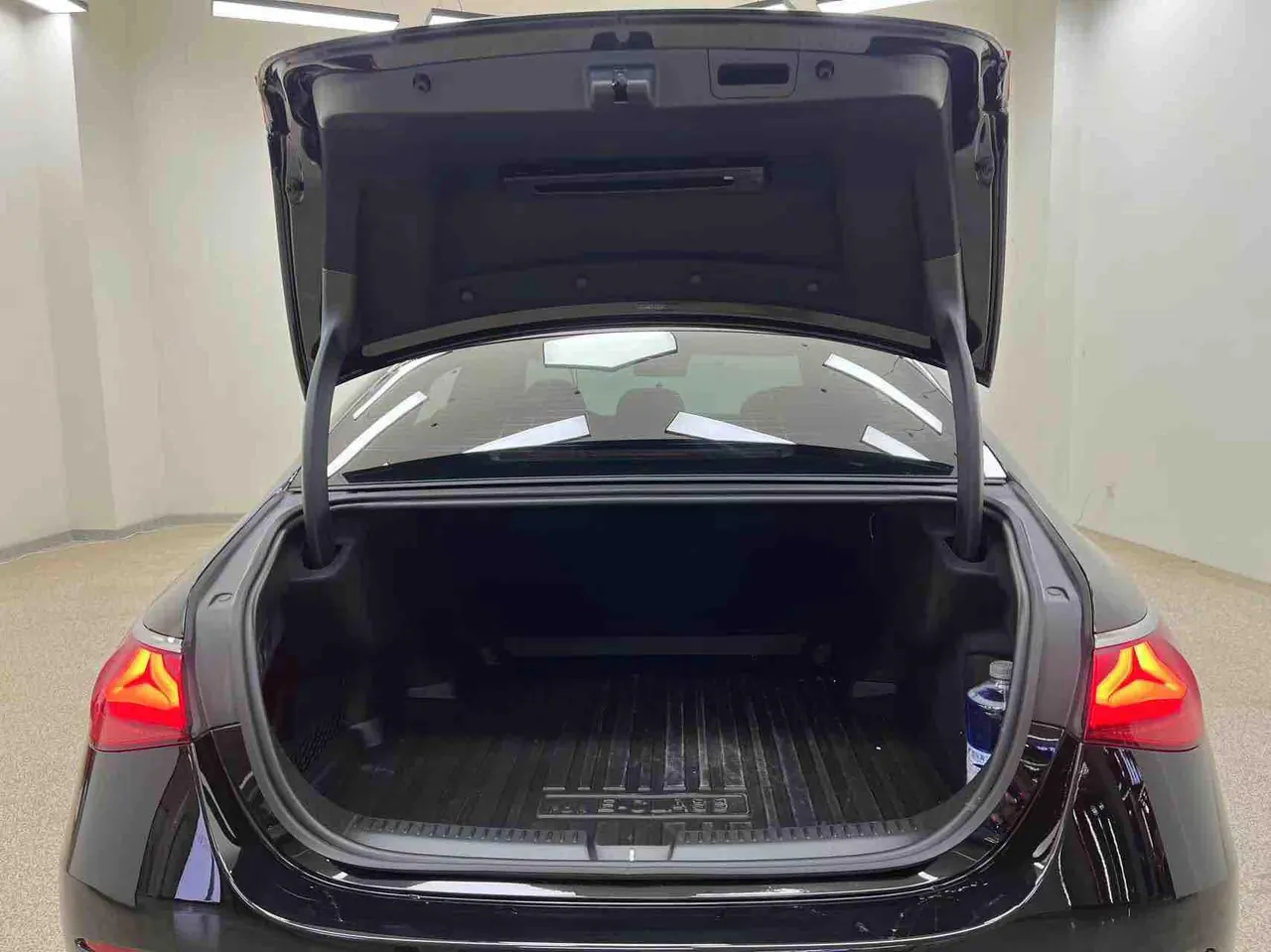 Mercedes Benz E Class 2026 E 260 L 48V 2.0T Classic Automatic Gear 18