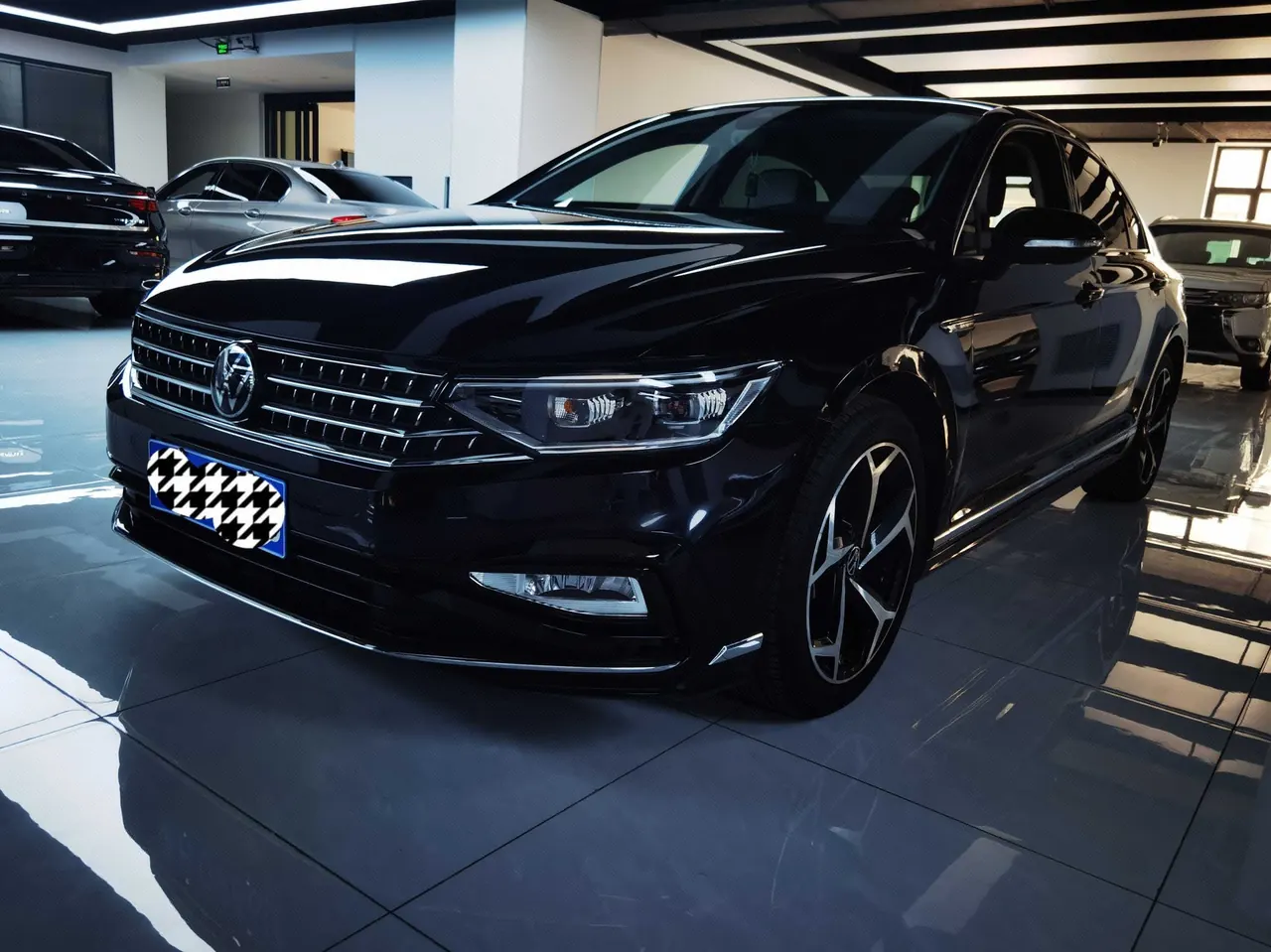 Open image lightbox: Volkswagen 2023 Magotan 2.0TSI 330TSI 2 million Commemorative Luxury Automatic Gear
