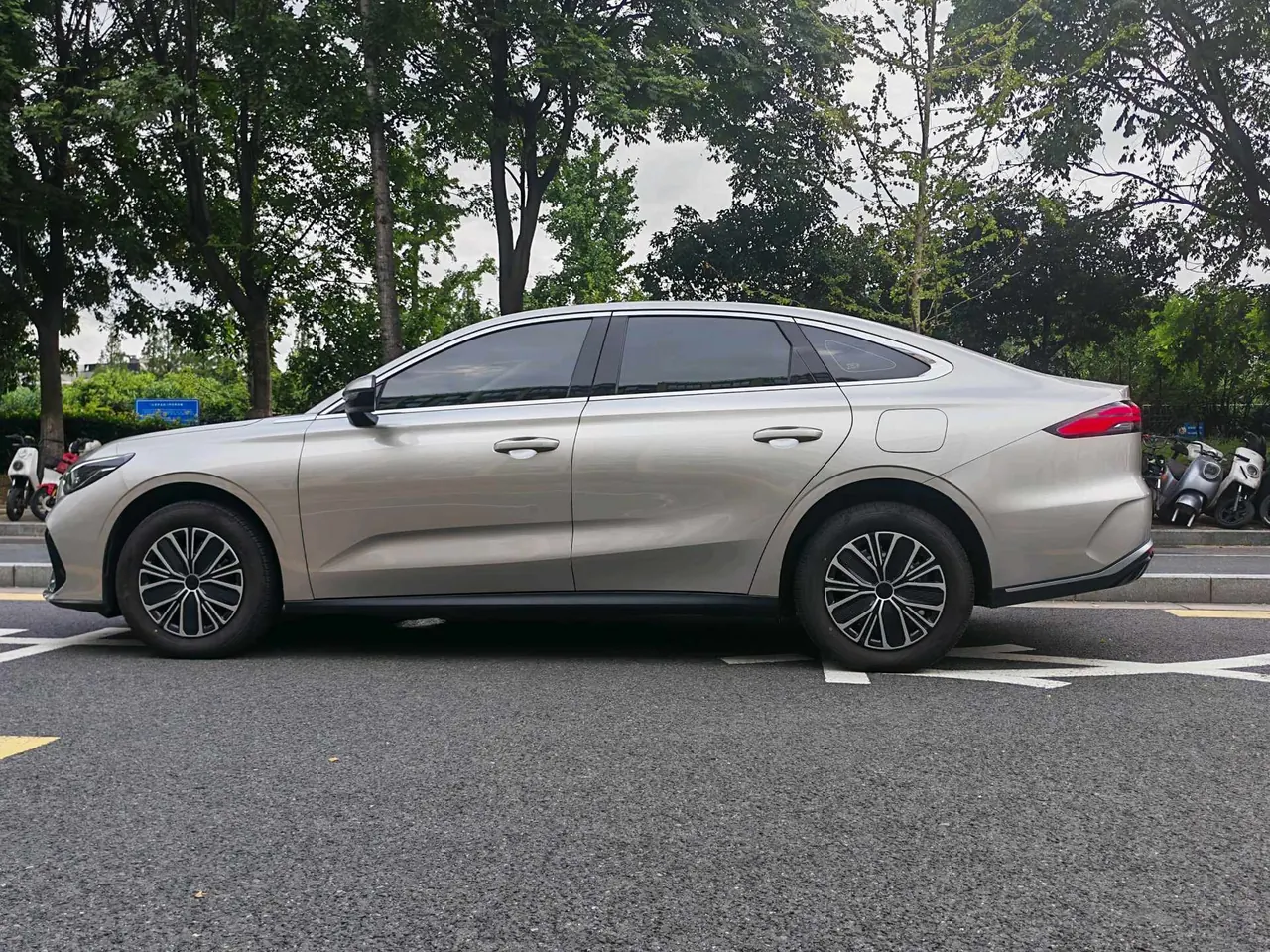 Geely Galaxy 2025 xingyao 6 EM-i 1.5 60km sailing version of automatic gear 5