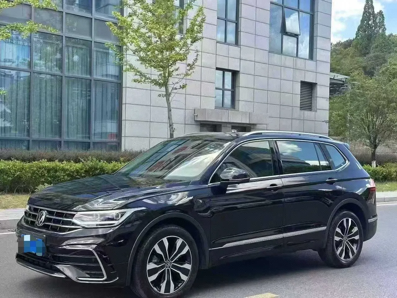 Open image lightbox: Volkswagen 2024 Tiguan L R-Line 2.0TSI 330TSI Two‑wheel‑drive R‑Line Dragon Glory Edition Automatic