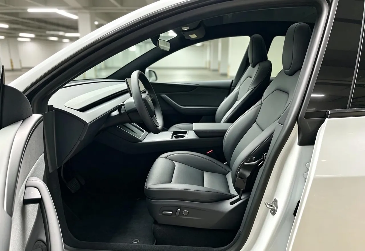 Tesla 2026 Model Y Rear-Wheel-Drive Automatic 2