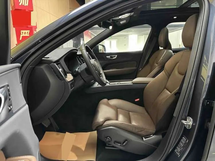 Volvo 2025 XC60 48V 2.0T B5 4-wheel drive Zhiyuan Deluxe Edition Automatic Gear 6