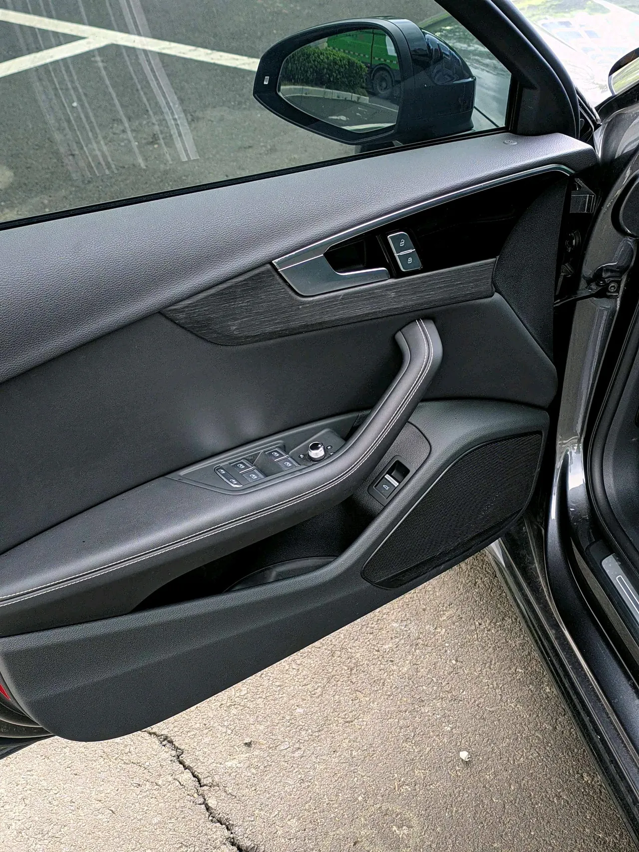 Audi 2024 A4L 2.0TFSI 40TFSI Deluxe Dynamic Automatic 10