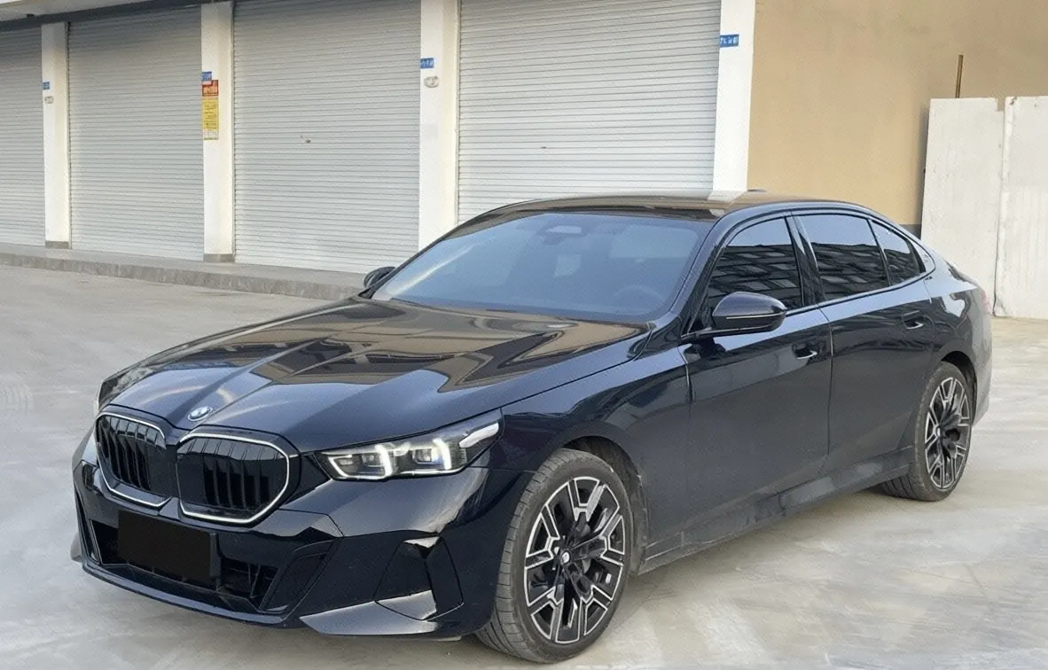 打开图片灯箱:BMW 5 Series 2026 530Li 48V 2.0T Exclusive M Sports Suit (Modified) Automatic Gear