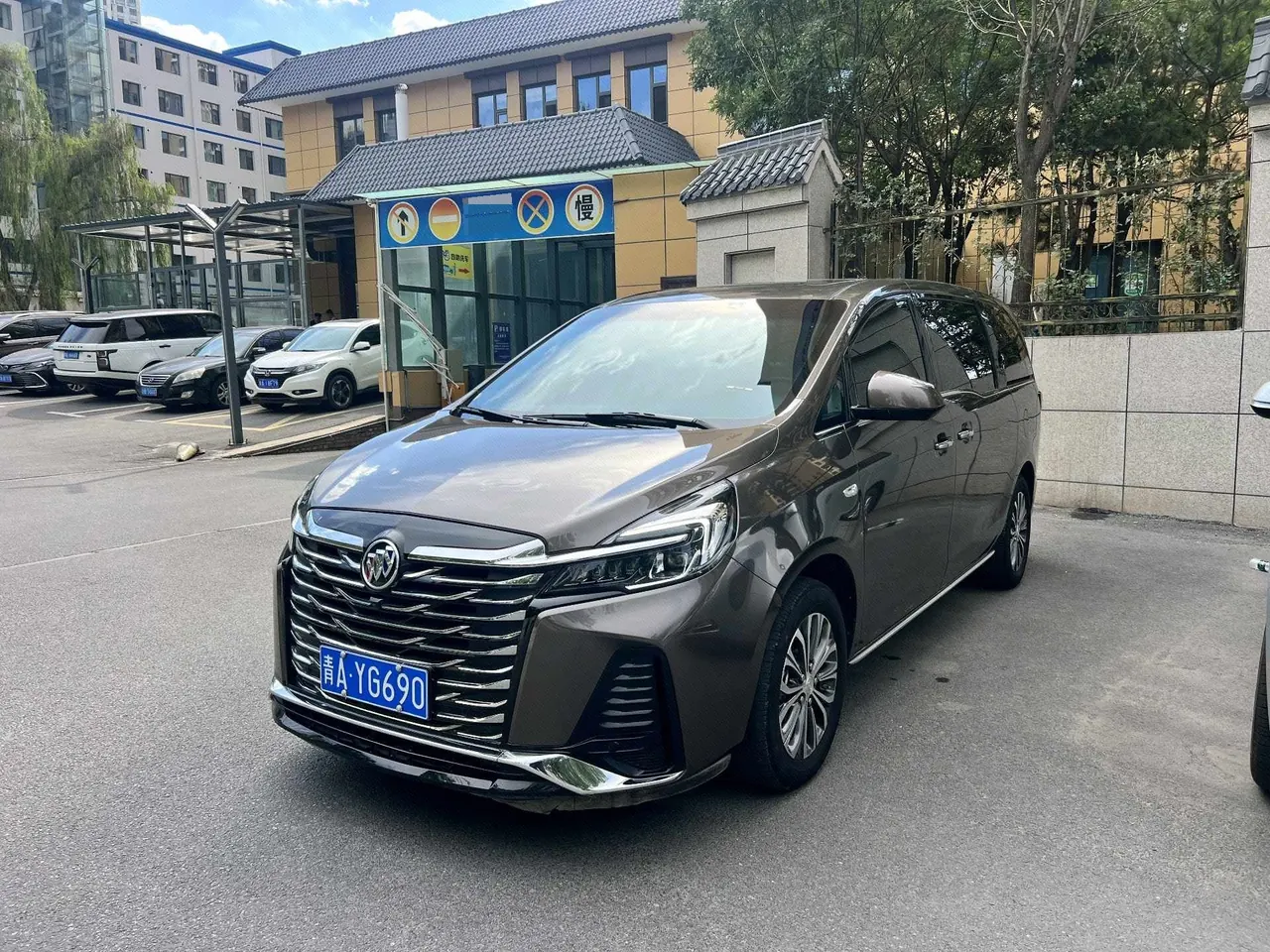打开图片灯箱:Buick 2023 GL8 Land Business Class 48V 2.0T 652T Luxury Automatic Gear