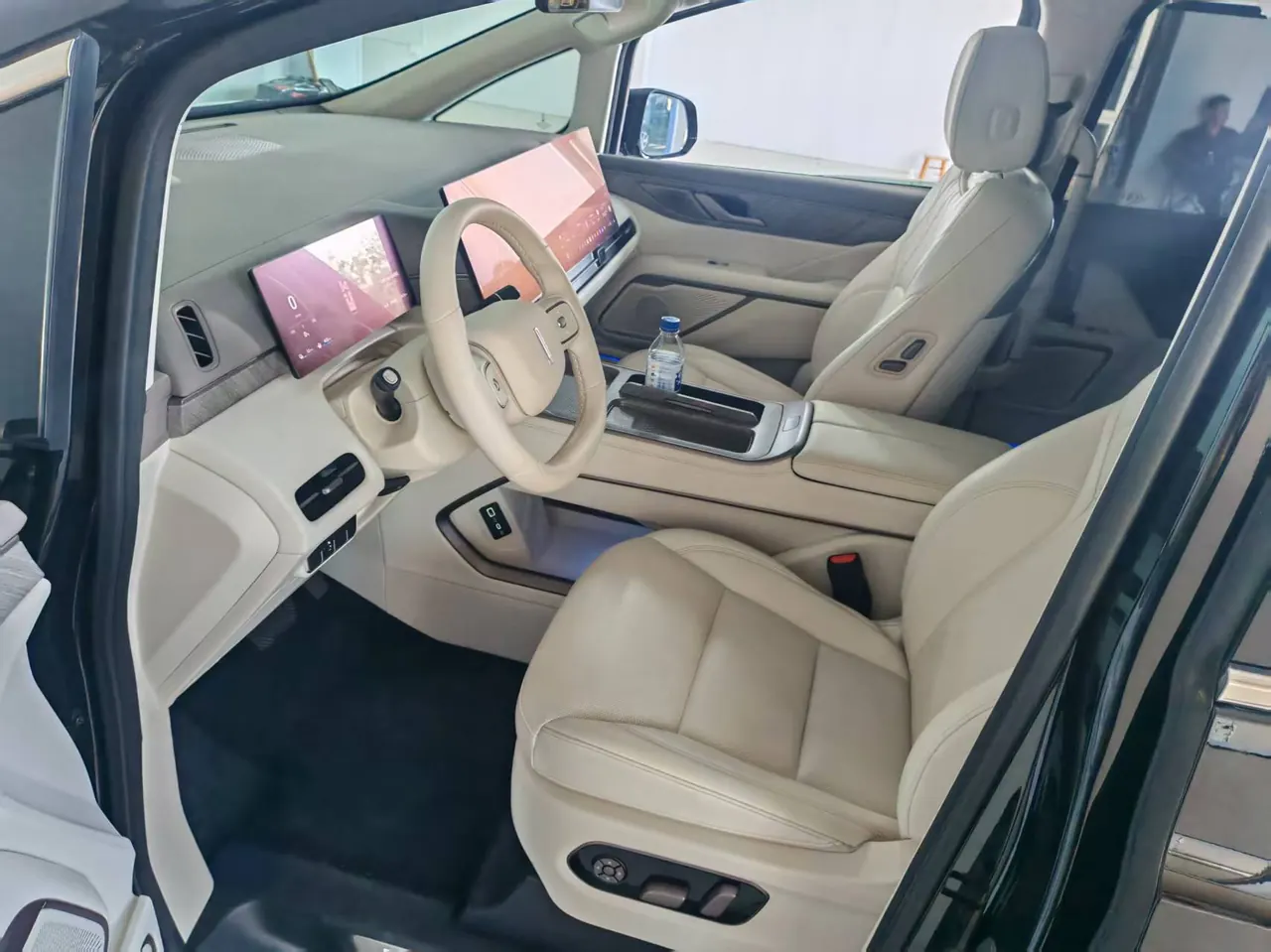 WEY 2025 VV7 Hi4 1.5T Four-Wheel-Drive Automatic Model 6