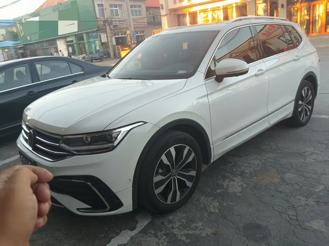 Open image lightbox: Volkswagen 2025 Tiguan L R-Line 2.0TSI 330TSI outstanding two-wheel drive R-Line Long Yao version automatic gear