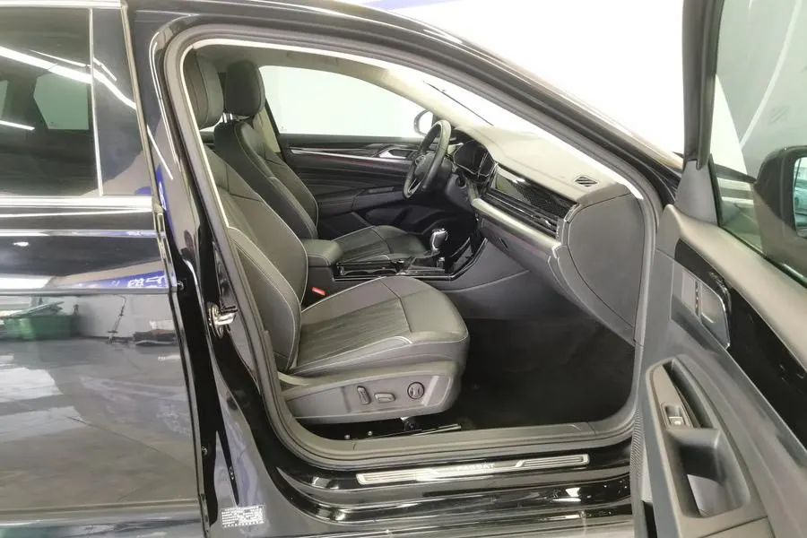 Volkswagen 2022 Passat 2.0TSI 330TSI Deluxe Edition Automatic 10