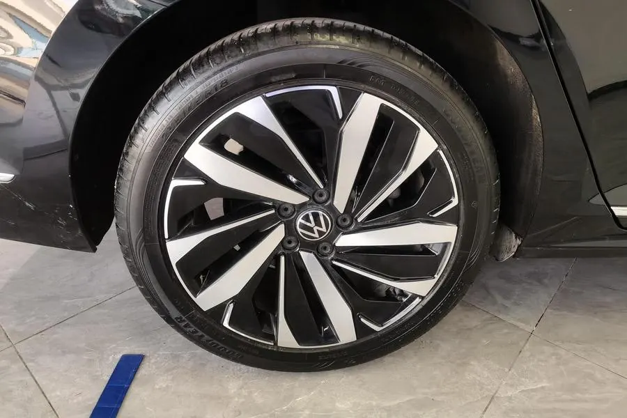 Volkswagen 2022 Passat 2.0TSI 330TSI Deluxe Edition Automatic 4