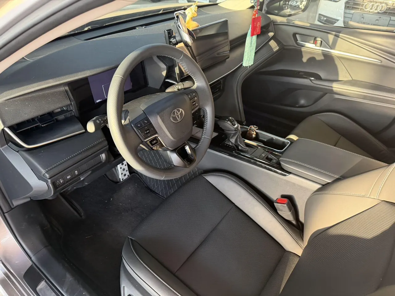 Toyota 2025 Camry Dual Engine 2.0HG Stepless Brilliant Edition Automatic Gear 4