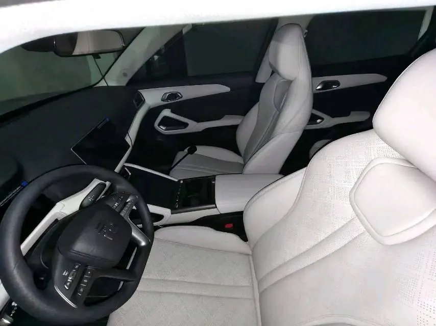 BYD 2025 Yuan UP 301KM Pilot Automatic Gear 3