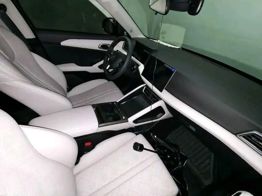 BYD 2025 Yuan UP 301KM Pilot Automatic Gear 5
