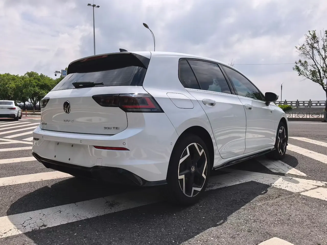 Volkswagen 2025 Golf 8 R-Line 1.5TSI 300TSI Automatic 7