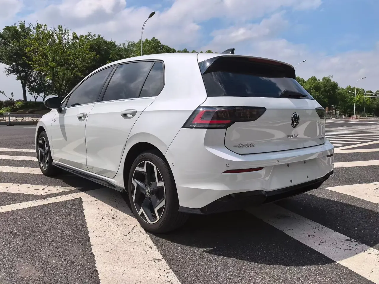 Volkswagen 2025 Golf 8 R-Line 1.5TSI 300TSI Automatic 9