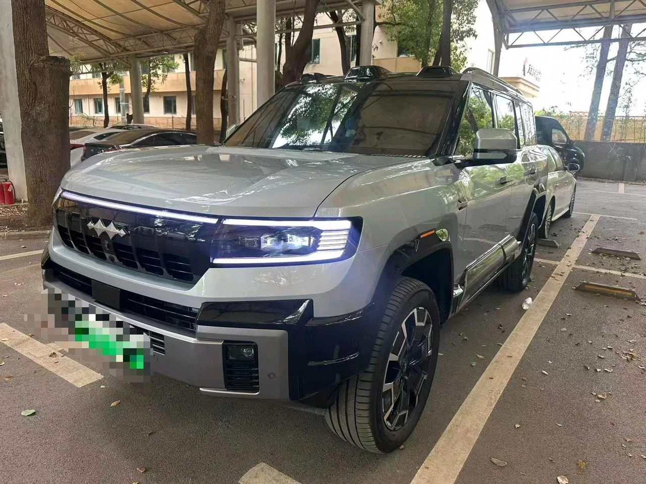 FangChengBao 2025 Leopard 8 2.0T Stepless Zhiyong Flagship Edition 6-seat Automatic Gear - View 1