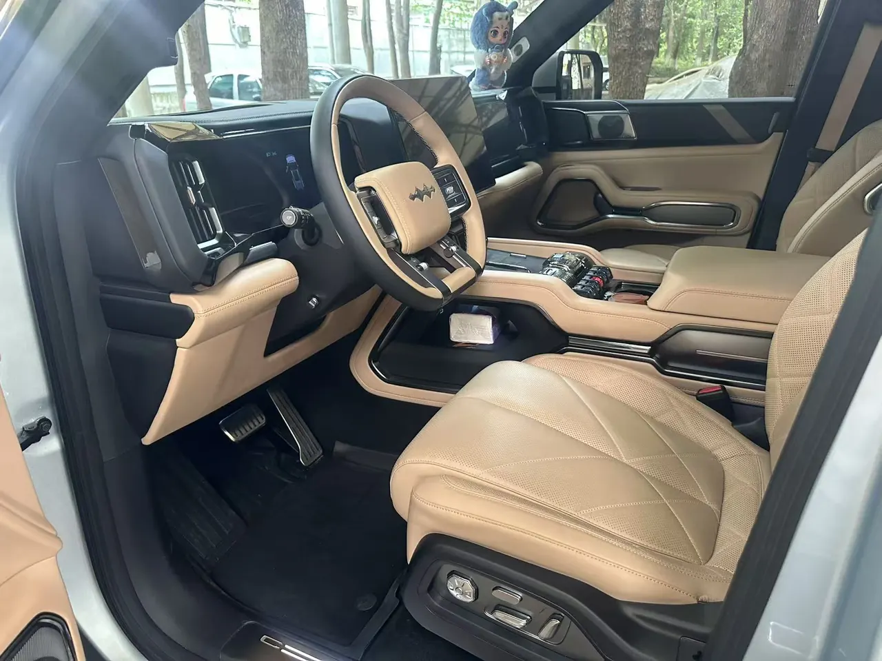 FangChengBao 2025 Leopard 8 2.0T Stepless Zhiyong Flagship Edition 6-seat Automatic Gear 2