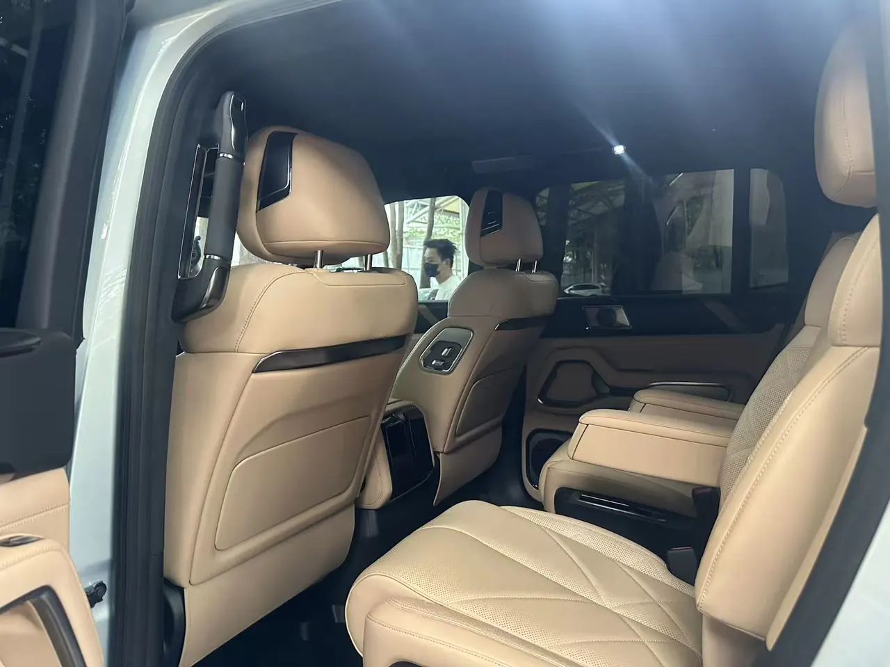 FangChengBao 2025 Leopard 8 2.0T Stepless Zhiyong Flagship Edition 6-seat Automatic Gear 3