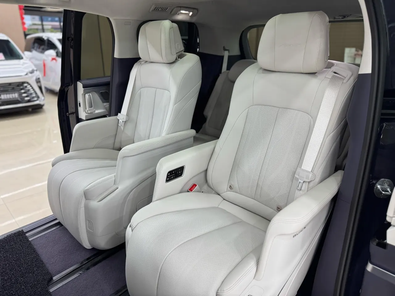 Buick 2026 GL8 Lu Zun PHEV 1.5T Luxury Edition Automatic Gear 13