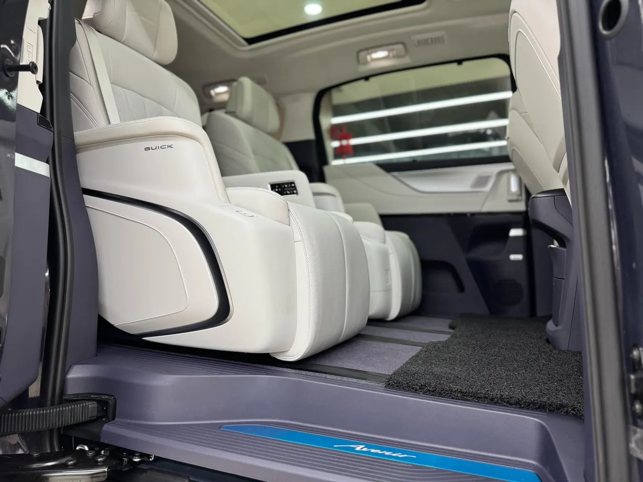 Buick 2026 GL8 Lu Zun PHEV 1.5T Luxury Edition Automatic Gear 9