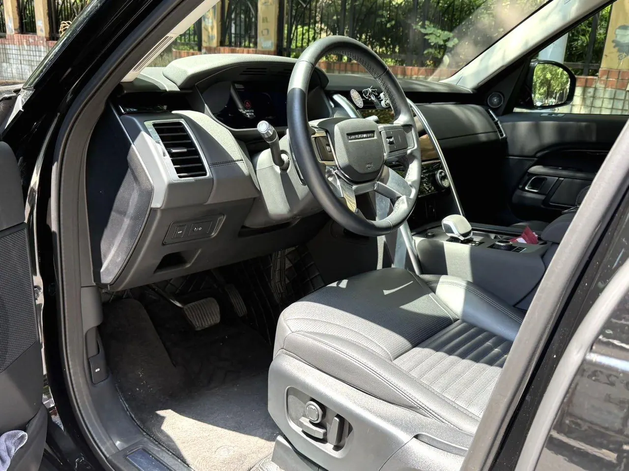 Land Rover Discovery (Imported) 2020 Discovery 52.0 T SE Automatic Gear 2