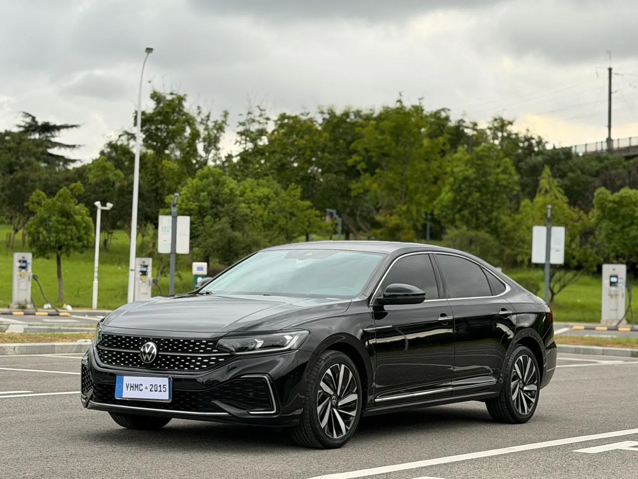 打开图片灯箱:Volkswagen 2022 Passat 2.0TSI 330TSI Star Deluxe Edition Automatic Transmission