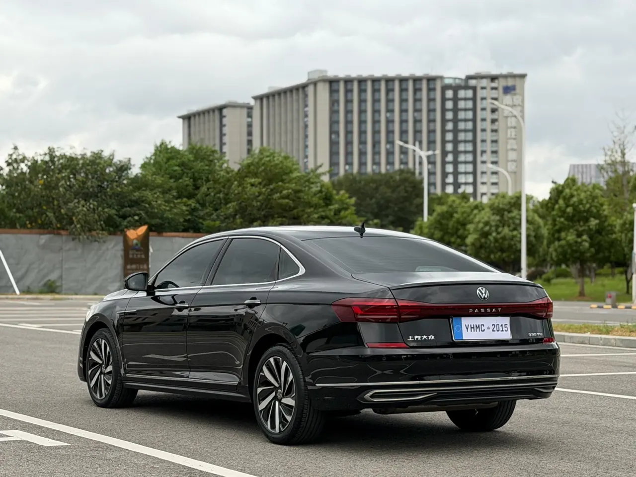 Volkswagen 2022 Passat 2.0TSI 330TSI Star Deluxe Edition Automatic Transmission 16