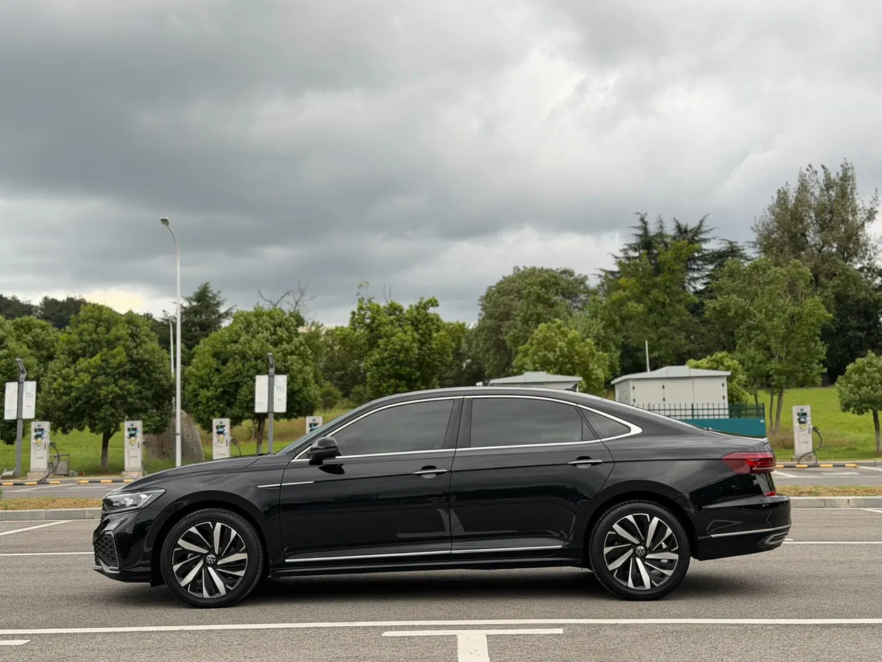 Volkswagen 2022 Passat 2.0TSI 330TSI Star Deluxe Edition Automatic Transmission 4