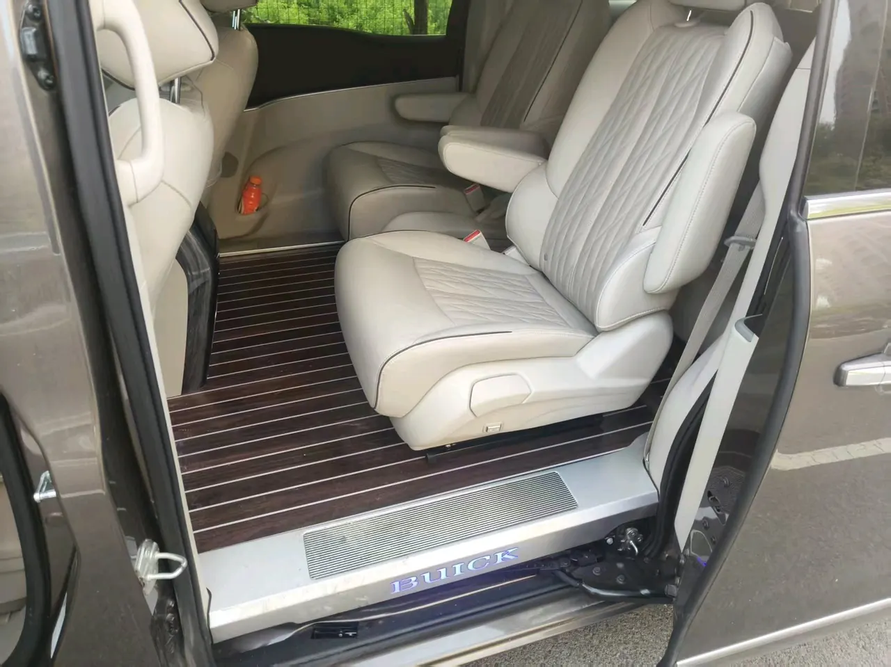 Buick 2021 GL8 Land Business Class 2.0T 652T Luxury Automatic Gear 4