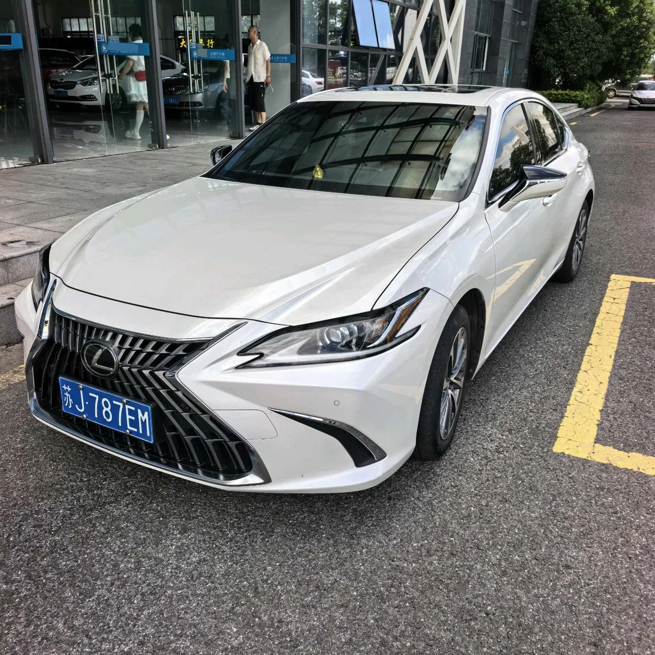打开图片灯箱:Lexus ES (Imported) 2023 ES200 2.0 Stepless Premium Edition Automatic Gear