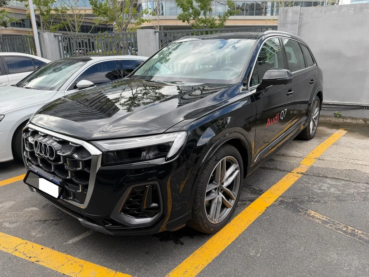 打开图片灯箱:Audi Q7 (Imported) 2025 Q7 48V 3.0TFSI 55TFSI Quattro S line Black Samurai Automatic Gear
