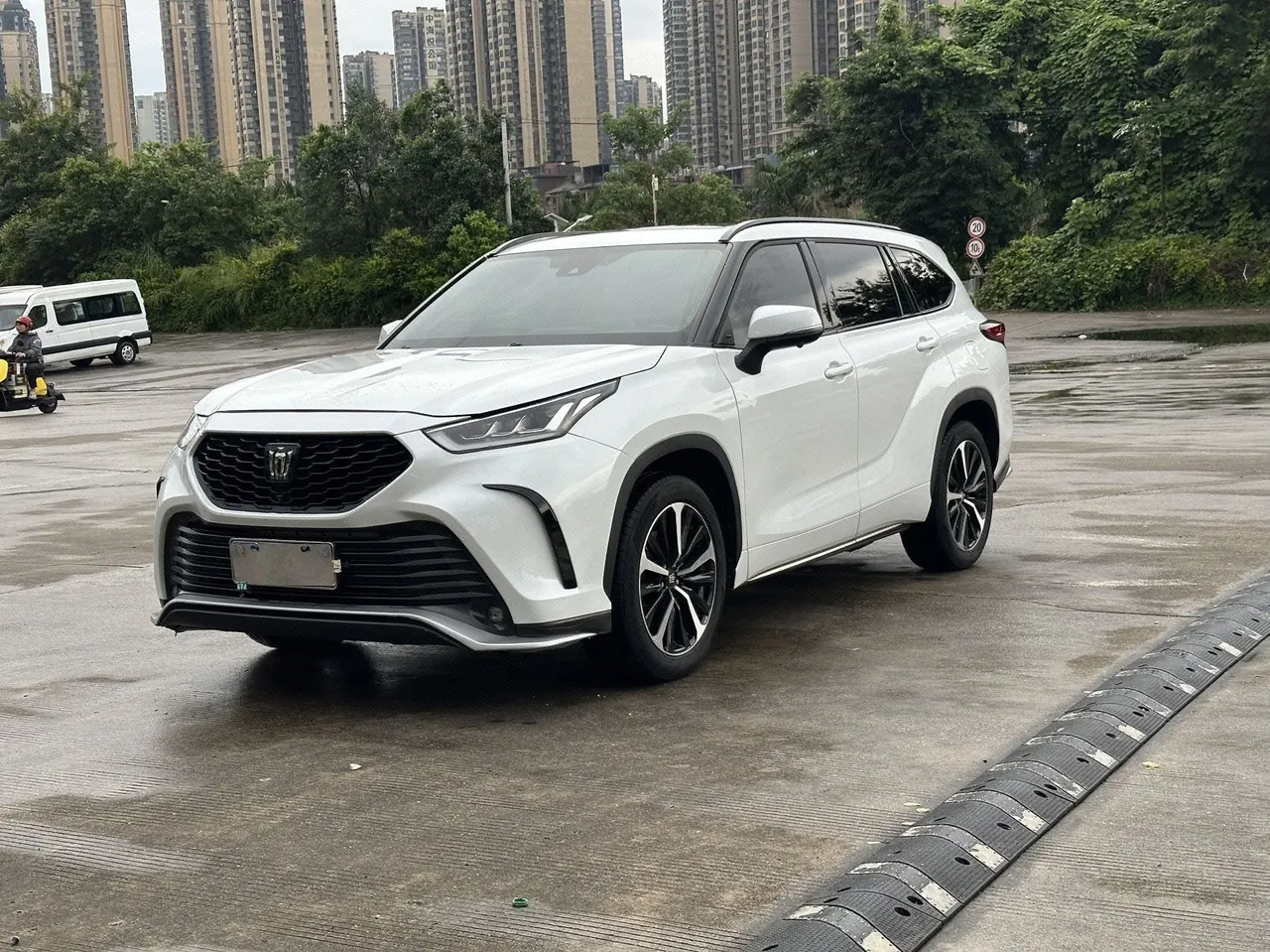 Open image lightbox: Toyota 2022 Crown Land Release 2.0T Premium Edition Automatic Gear