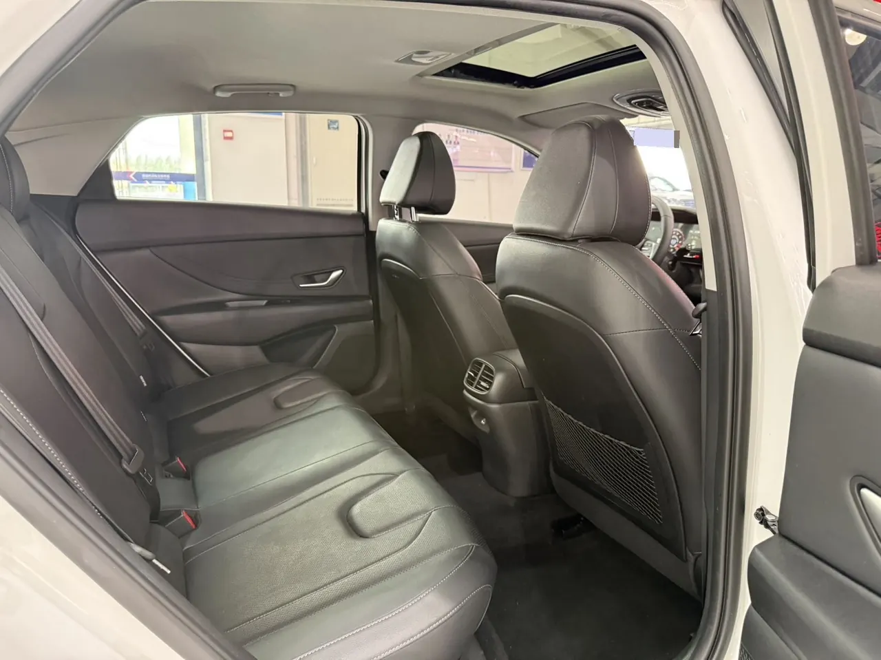 Hyundai 2022 Elantra -3-compartment 1.5 stepless LUX premium automatic gear 10