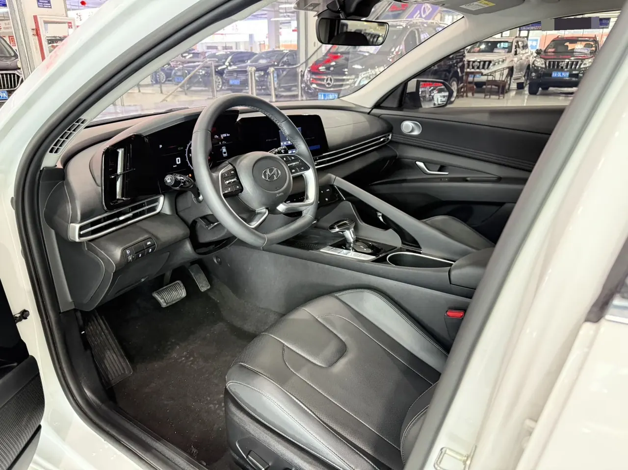 Hyundai 2022 Elantra -3-compartment 1.5 stepless LUX premium automatic gear 7