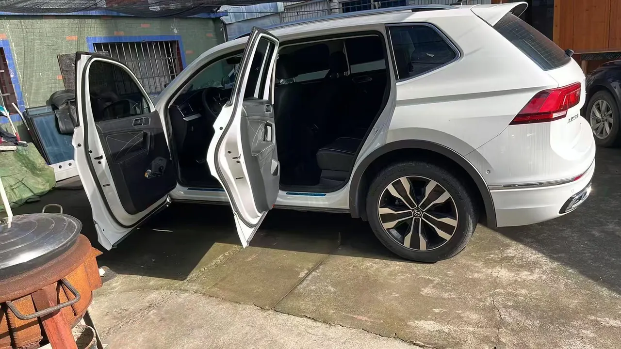 Volkswagen 2024 Tiguan L R-Line 2.0TSI 330TSI Two-Drive R-Line Overdrive Automatic Gear 3
