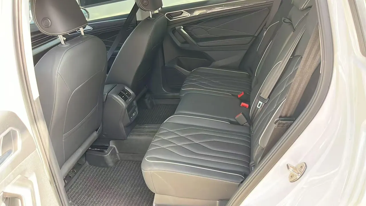 Volkswagen 2024 Tiguan L R-Line 2.0TSI 330TSI Two-Drive R-Line Overdrive Automatic Gear 4