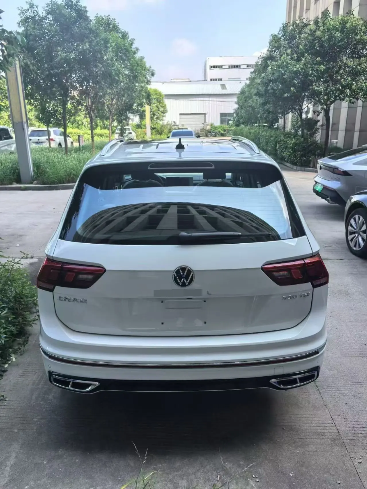 Volkswagen 2024 Tiguan L R-Line 2.0TSI 330TSI Two-Drive R-Line Overdrive Automatic Gear 6