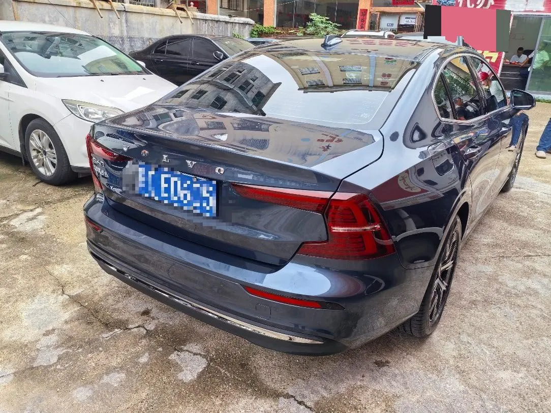 Volvo 2026 S60 48V 2.0T B4 Zhiyi Deluxe Edition Automatic Gear 4