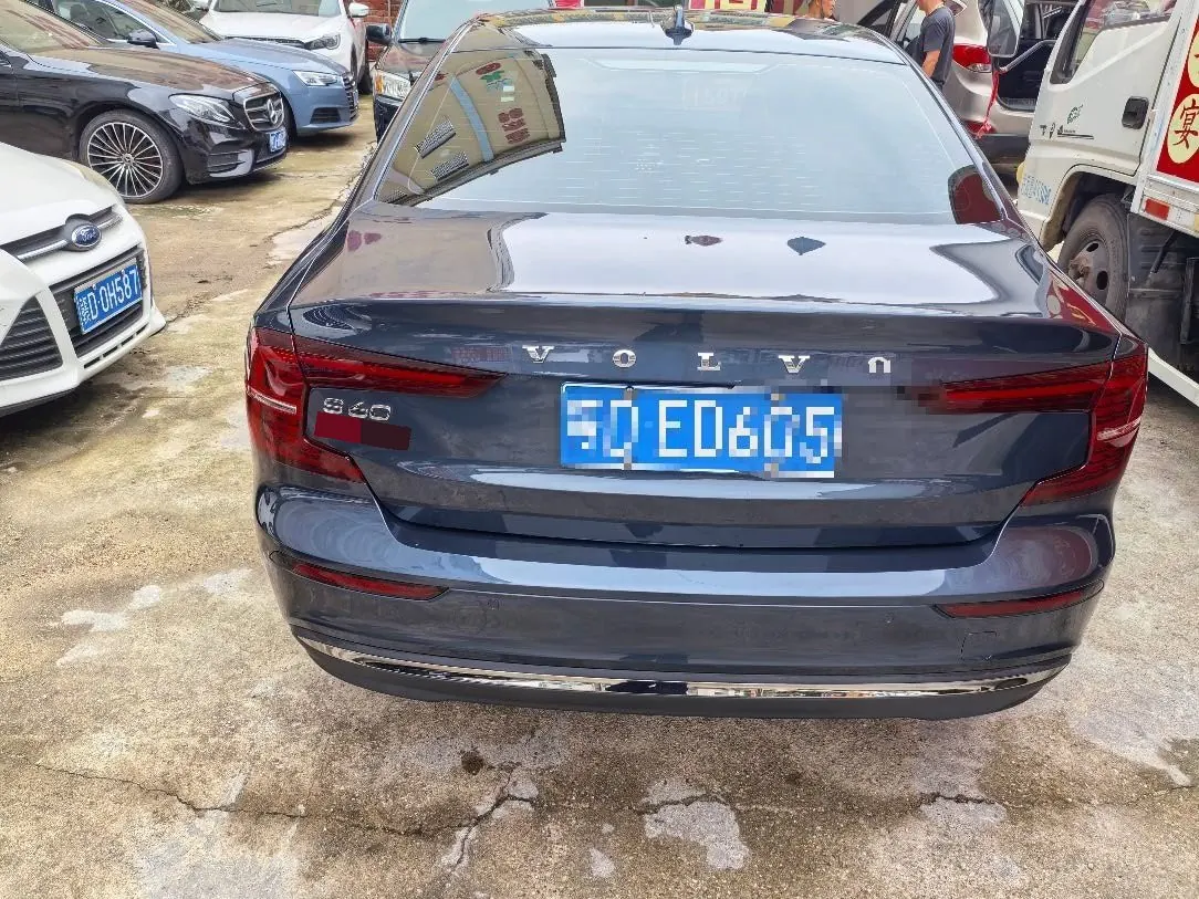 Volvo 2026 S60 48V 2.0T B4 Zhiyi Deluxe Edition Automatic Gear 5