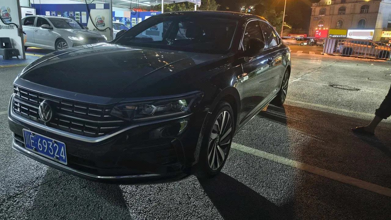 Open image lightbox: Volkswagen 2024 Passat 2.0TSI 380TSI Star Dragon Edition Automatic Gear