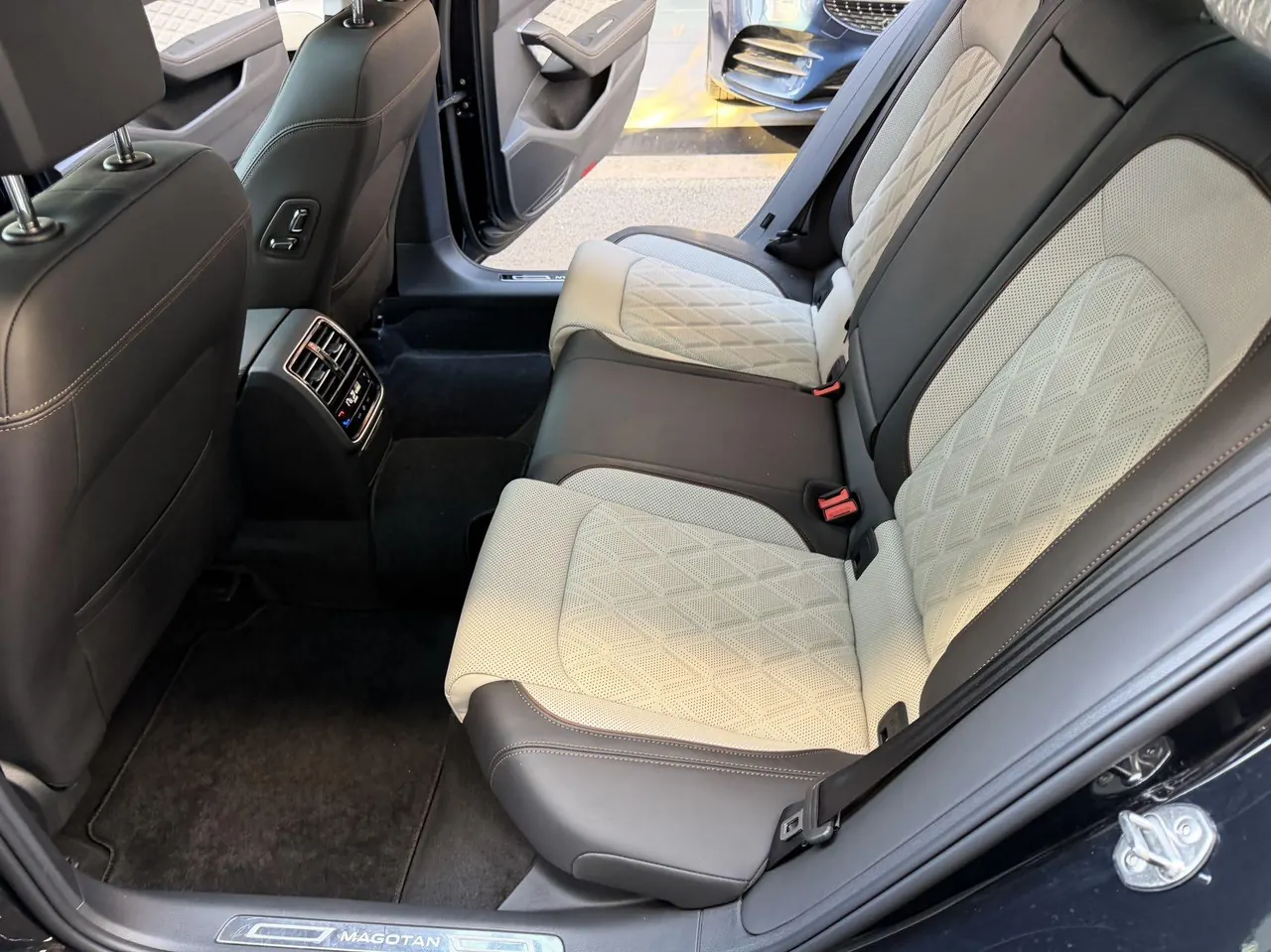 Volkswagen 2023 Magotan 2.0TSI 330TSI 2 million Commemorative Luxury Automatic Gear 13