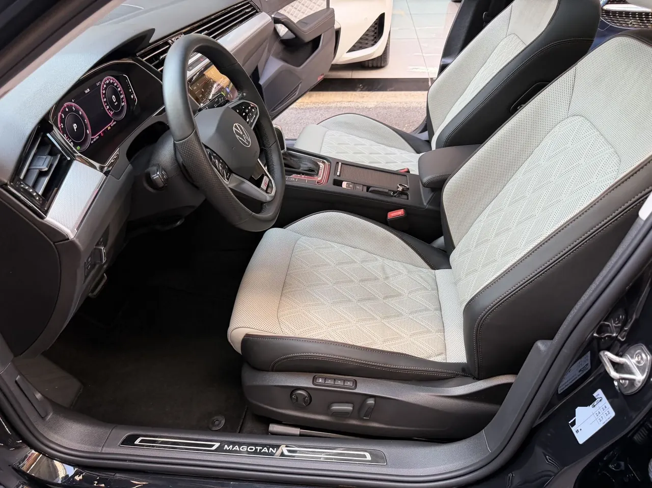 Volkswagen 2023 Magotan 2.0TSI 330TSI 2 million Commemorative Luxury Automatic Gear 9