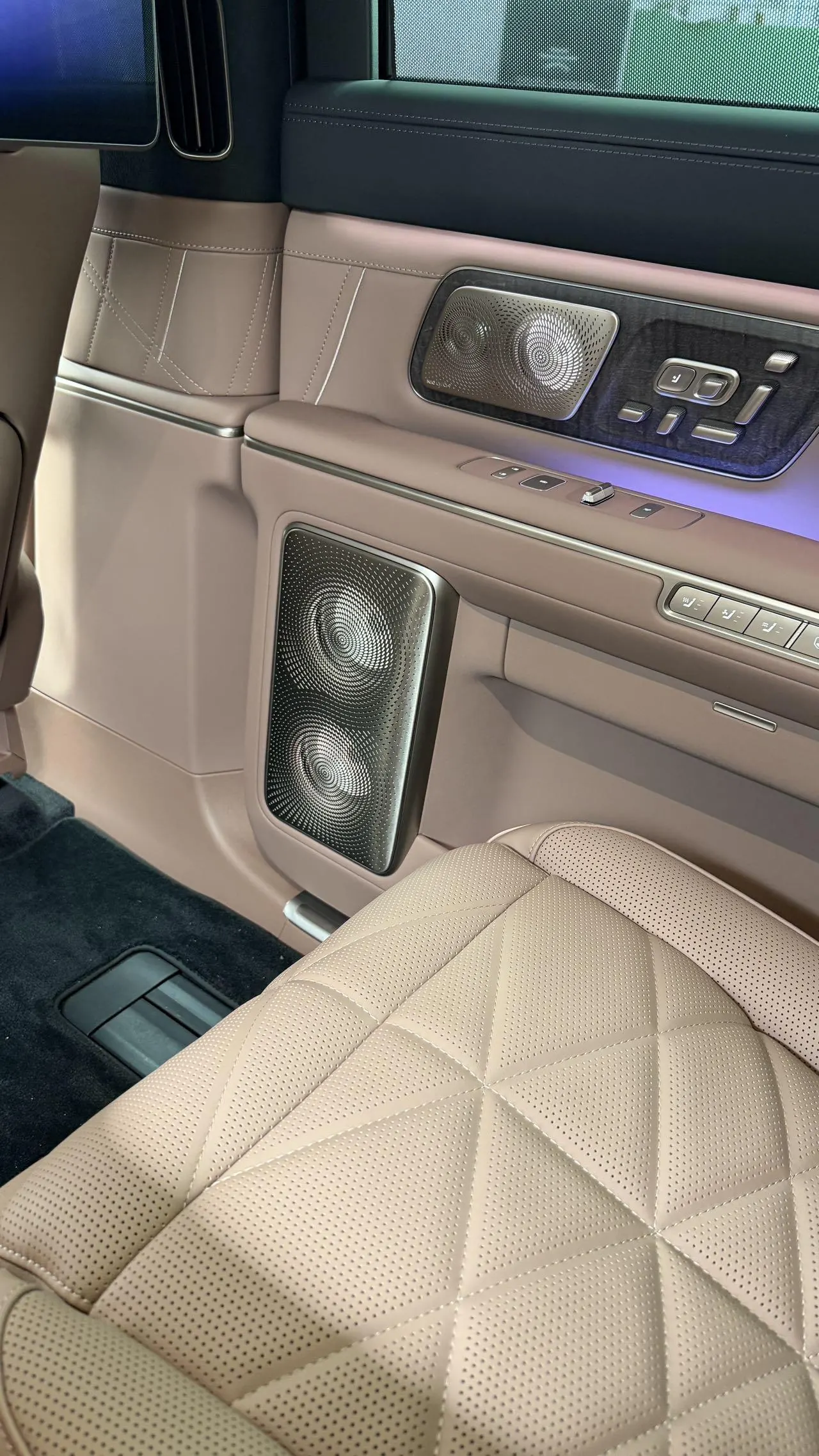 NIO 2026 ES 9 102kWh Executive Island Deluxe Automatic Gear 12