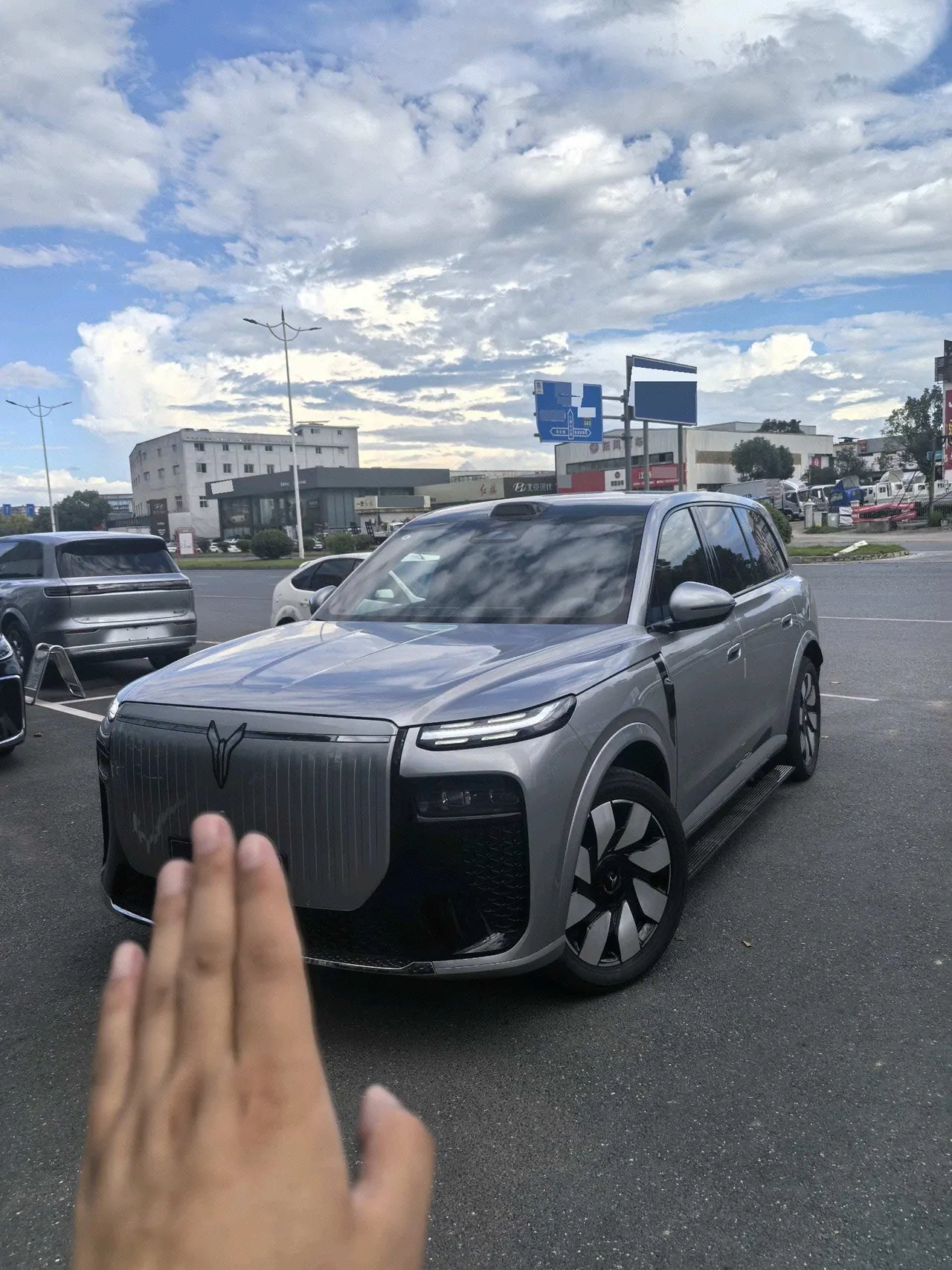 Open image lightbox: Voyah 2026 Taishan X8 EV ULTRA automatic gear