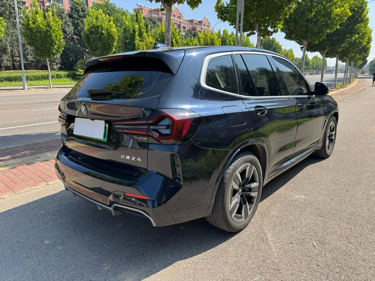 BMW 2023 iX3 leading automatic 5