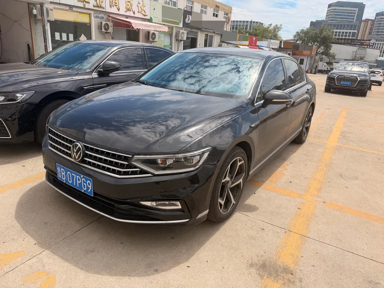 打开图片灯箱:Volkswagen 2023 Magotan 2.0TSI 330TSI 2 million Commemorative Luxury Automatic Gear